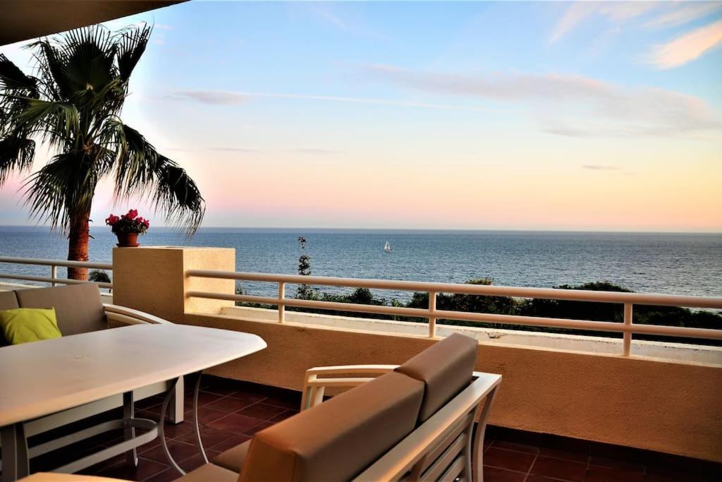 Spectacular 3 Bedrooms Sea Views
